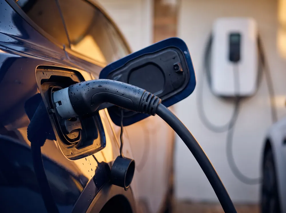 Conector Type 2 enchufado a la toma de carga de un coche eléctrico